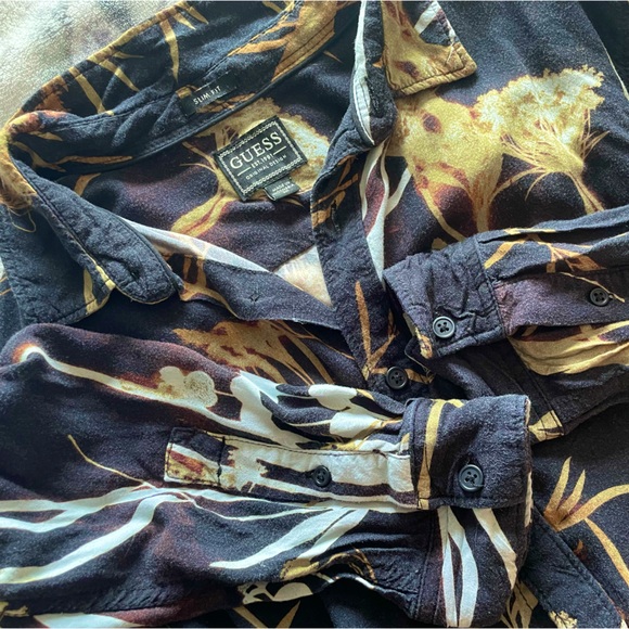 Guess Button-Up | Women | Slim Fit | Medium - Picture 3 of 6